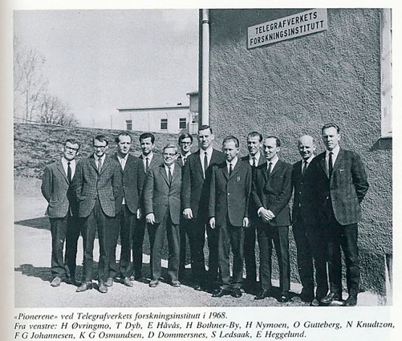 Starten: Telegrafverkets forskningsinstitutt startet opp i 1966. Etter en stund var de 11 forskere og en myndig sjef, dr. Nic Knudtzon. Den høye karen i midten. <i>Foto:  Telenor</i>