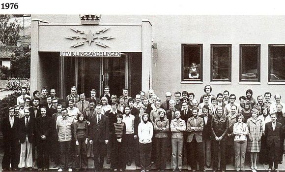 I eget hus: I 1976 flyttet Televerkets forskningsinstitutt inn i egen bygning på Kjeller. Da var antallet forskere vokst betydelig. <i>Foto:  Telenor</i>