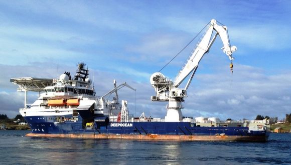 Maersk Forza skal heve helikoptervraket utenfor Barentsburg. <i>Foto:  Deepocean</i>