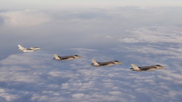De tre norske F-35-flyene ble møtt av F-16-fly da de ankom norsk luftrom fredag ettermiddag. <i>Foto:  Forsvaret</i>