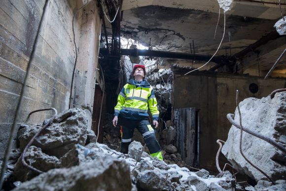 Arkeolog ved Telemark fylkeskommune Sindre Arnkværn i den nylig avdekkede tungtvannskjelleren på Vemork. <i>Foto:  Larsen, Håkon Mosvold</i>