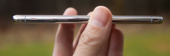 Iphone X er litt tynnere enn konkurrenten Samsung Galaxy S8, men ikke mye. Rammen i stål gir telefonen et eksklusivt utseende, og minner også om den første Iphone-modellen. <i>Foto:  Kurt Lekanger</i>