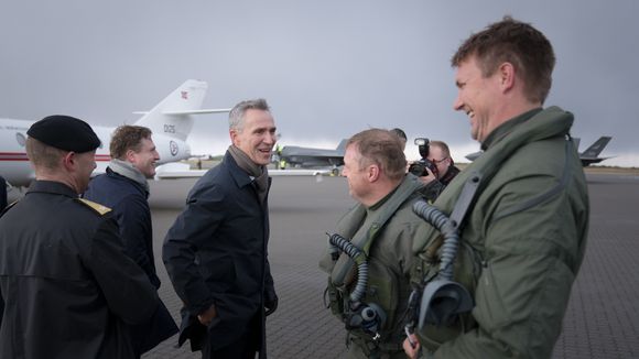 NATOs generalsekretær Jens Stoltenberg møtte flygerne Ståle Nymoen og Thomas Harlem. <i>Foto:  Eirik Helland Urke</i>