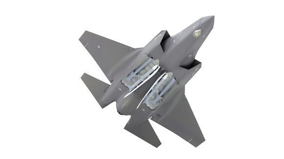 F-35A/C kan bære to JSM internt (i tillegg til fire under vingene). De to andre missilene i våpenrommet er AMRAAM luft-til-luft-missiler. <i>Foto:  Kongsberg</i>