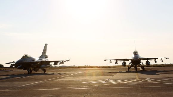 Det er mye som henger på F-16 når den skal ut i krig. Dette er fra Souda-flystasjonen på Kreta under Operation Unified Protector i 2011. <i>Foto:  Torbjørn Kjosvold / Forsvaret</i>