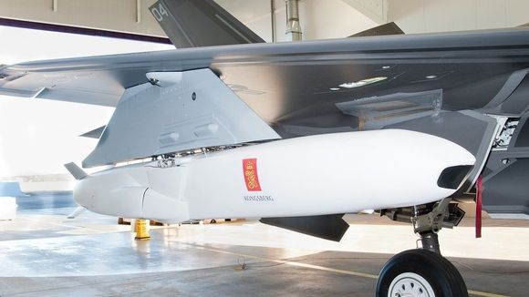 Fra såkalt «fit check» i 2013 der JSM blir festet på F-35s eksterne våpenstasjoner. Dette er for øvrig en B-versjon som ikke kan bære JSM internt. <i>Foto:  Lockheed Martin</i>
