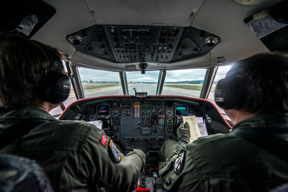 Slik ser det ut inne i cockpiten på Forsvarets Jet Falcon. <i>Foto:  Olav Standal Tangen / Forsvarets forum</i>