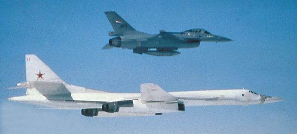 Norsk F-16 og russisk Tu-160 i 2002. Perspektivet lyver litt om størrelsen: F-16 er 15 meter lang, mens Tu-160 er 54 meter. <i>Bilde:  Forsvaret</i>