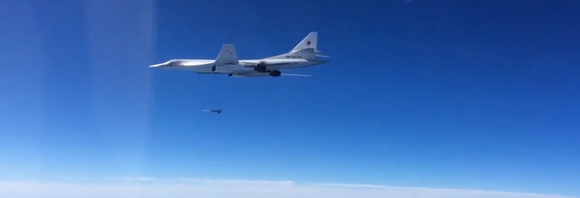 Tu-160 avfyrer Kh-101 mot mål i Syria i november 2015.