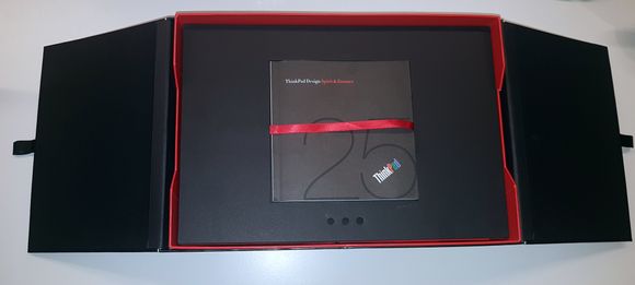 Esken til Lenovo Thinkpad Anniversary Edition 25 er inspirert av en japansk matboks. Inkludert er også en liten bok om hva som kjennetegner Thinkpad-designen. <i>Foto: Harald Brombach</i>