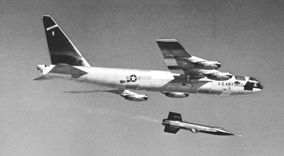 Et X-15 har nettopp blitt sluppet fra B-52-bæreflyet. <i>Bilde:  NASA</i>