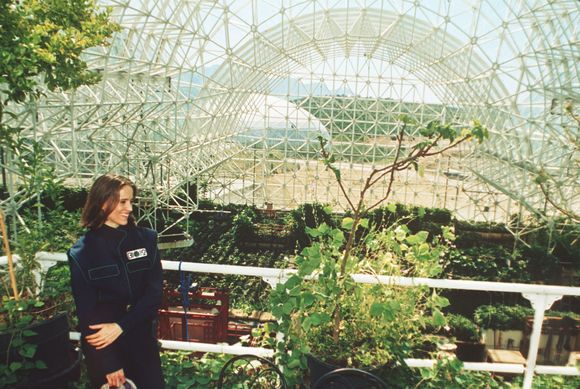 Abigail Alling står her på balkongen over landbruksområdet inne i Biosphere II i 1993. <i>Bilde:  Jeff Robbins/NTB Scanpix</i>