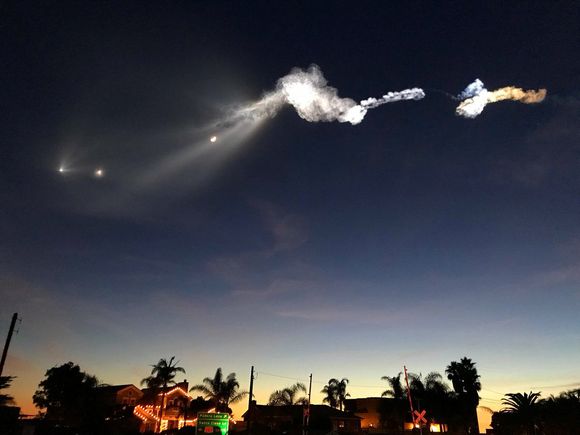 Julestemning i California, da Falcon 9-raketten ble skutt opp i solnedgangen. Ti satellitter ble frigjort, og skal gå i bane for Iridium Communications. <i>Bilde:  SpaceX</i>