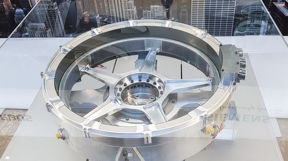 Momentsterk: Siemens viste frem sin spesielle elmotor SP200D i en glassmonter under sin Innovation Day nylig. Både rotor og stator er bygget i periferien av motoren som gir den et voldsomt dreiemoment. <i>Bilde:  ORV</i>
