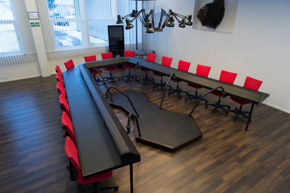 Bordet på møterommet har Kleven selv designet etter inspirasjon fra en mygg på rygg. <i>Bilde:  Ludvig Killingberg</i>