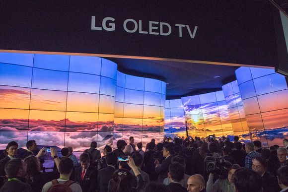 OLED-tunnel: LG er i støtet med sin OLED-teknologi og slo på stortromma på CES. Her i form av en tunnel satt opp av bøyelige OLED-paneler. <i>Foto:  ORV</i>