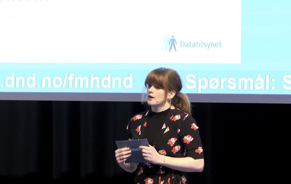 Christine Dalebø Gjerdevik fra Datatilsynet presenterer rapporten om kunstig intelligens og personvern. <i>Foto: Dataforeningens videostrøm</i>