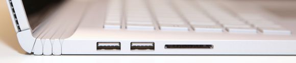 Det er to USB-utganger på venstre side, der du også finner en SD-kortleser. <i>Foto:  Kurt Lekanger, Digi.no</i>