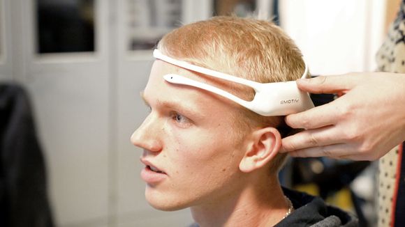 Sondre Weum med EEG-headsettet.