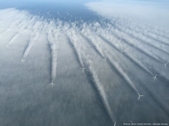 Bildet viser vindstrømmene som oppstår fra turbinene. <i>Foto:  Bel Air Aviation - Helicopter Services.</i>