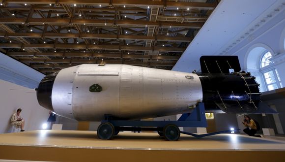 Replika av Tsar-bomben (AN602/RDS-220), det kraftigste atomvåpenet som noen gang har blitt detonert. Her avbildet under en utstilling i Moskva i 2015. <i>Foto: Reuters/Maxim Zmeyev</i>