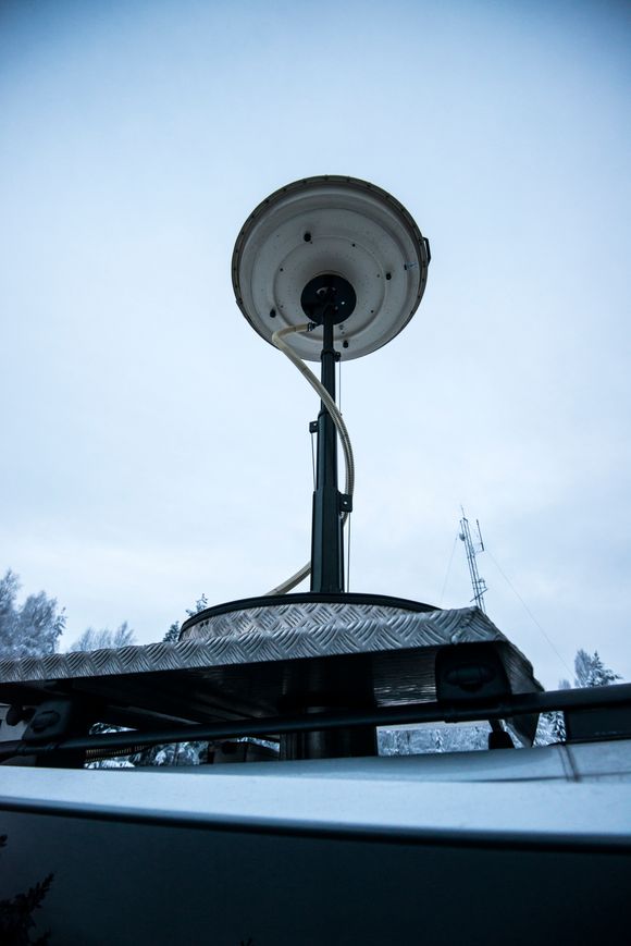 Den takmonterte antenna kan heves og senkes for best mulig mottaksforhold. <i>Bilde:  Mathias Klingenberg</i>