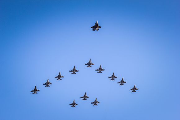 12. desember fløy tolv F-16 og to F-35 i stjerneformasjon over store deler av landet. <i>Bilde:  Martin Mellquist / Forsvaret</i>