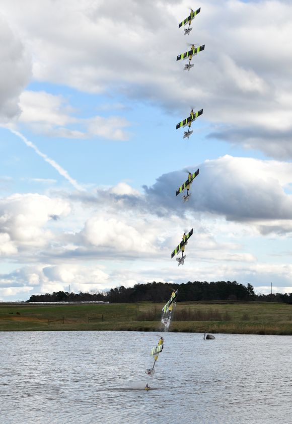 Dette time-lapse-bildet viser hvordan Eagleray XAV propellerer ut av vannet og opp mot himmelen. <i>Foto:  North Carolina State University/ Teledyne Technologies</i>