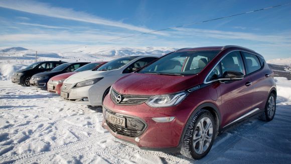 Opel Ampera-e (nærmest), Nissan Leaf, Hyundai Ioniq, VW e-Golf og BMW i3 ved Panoramavegen i nærheten av Vaset i Valdres i Vestre Slidre kommune. <i>Foto:  Per Erlien Dalløkken</i>