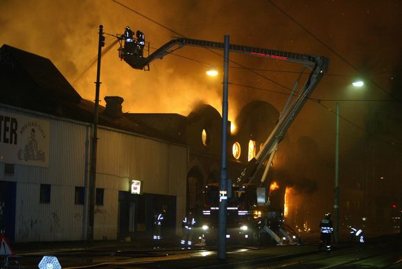 Den verneverdige trelasthallen ble totalskadd i brannen i 2003. Bygningen ble gjenreist med en tro kopi av den opprinnelige fasaden. <i>Bilde:  Eeg, Jon/Scanpix</i>