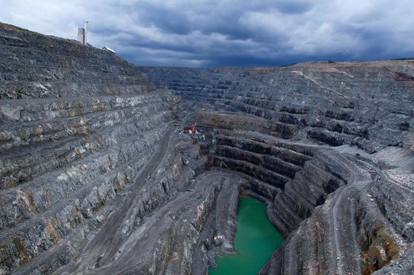 Slik så dagbruddet i Aitik ut i 2013. Utvinningen gjøres i dag på 450 meters dyp under grunnen. Foto: Lars deWall.