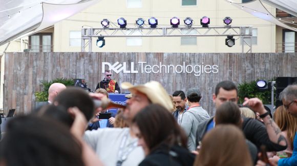 Hos Dell kan man kose seg med øl og live elektronisk musikk. <i>Foto:  Erlend Tangeraas Lygre</i>