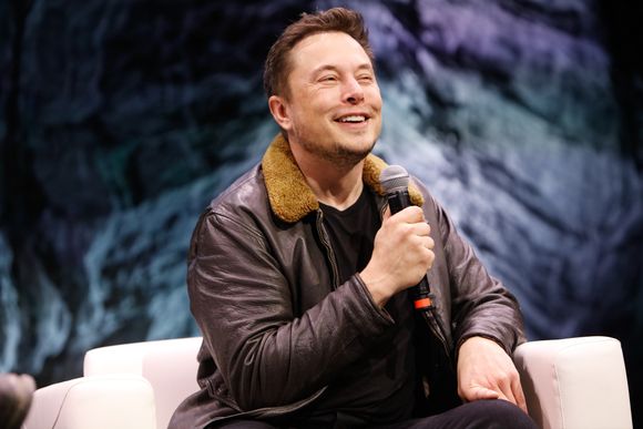 Elon Musk tok turen innom for å svare på spørsmål fra deltakerne. Storheter som Bernie Sanders og Arnold Schwarzenegger glimret også med sitt nærvær. <i>Foto:  NTB Scanpix</i>