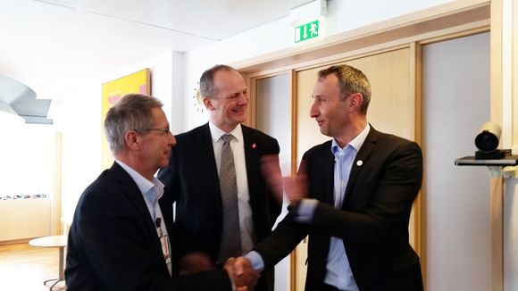 Alle var fornøyde: Fra venstre vegdirektør Terje Moe Gustavsen, samferdselsminister Ketil Solvik Olsen og Skanskas konserndirektør Ståle Rød. <i>Foto:  Jarle Skoglund</i>