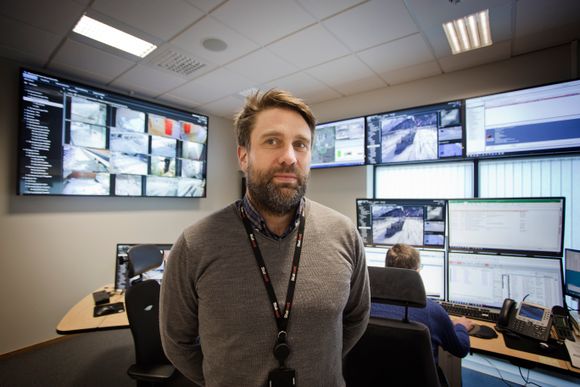 Seksjonsleder Ivar Bullvåg Hanssen har ansvaret for Statnetts overvåkingssenter hvor stadig flere av Statnetts 150 transformatorstasjoner kan nå kontrolleres med videokamera. <i>Foto:  Tormod Haugstad</i>