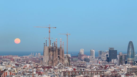 Supermånen bak La Sagrada Família. Den høyeste krana skal etter hvert bli 180 meter høy. <i>Foto:  Junta Constructora del Temple de la Sagrada Família. All rights reserved.</i>