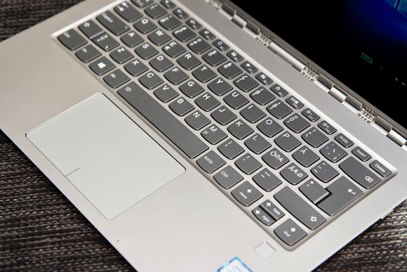 Tastaturet er blant de beste vi har vært borti på en bærbar PC. Nederst til høyre ser du fingeravtrykksleseren. <i>Foto:  Kurt Lekanger, Digi.no</i>