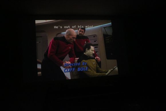 Star Trek: The Next Generation var en fornøyelig opplevelse å projisere, men på den andre siden er jo TNG fornøyelig om det så projiseres på en underbukse via en tom ølboks og et forstørrelsesglass. <i>Foto:  Andrea Bruer/digi.no</i>