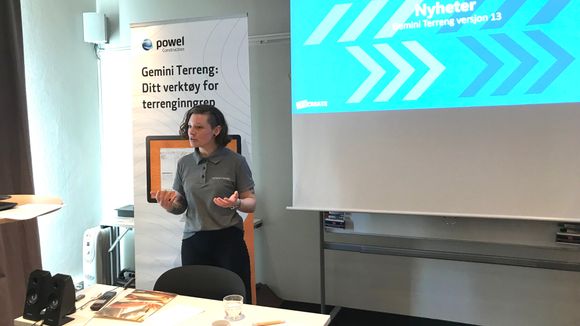 Systemkonsulent Maiken Tøsse holdt foredrag om de nye funksjonene i Gemini Terreng. <i>Foto:  Martin Gramnæs</i>