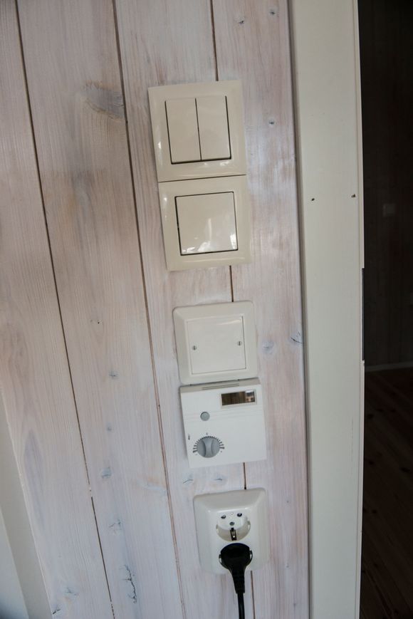 Ljung har nå mange ulike brytere for å styre husets ulike elektriske innretninger. <i>Bilde:  Mathias Klingenberg</i>