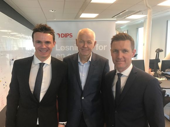 Administrereende direktør Tor Arne Viksjø i DIPS (i midten), omkranset av investeringsdirektør Andreas Mørk (t.v) og administrerende direktør Arve Ree i Awilhelmsen Capital Holding.
