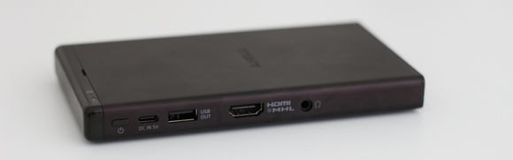  Du kan koble til en enhet direkte med en HDMI-kabel, eller bruke en trådløs HDMI-dongle for å projisere fra en smarttelefon. USB-C-porten kan også brukes til lading av projektoren.  Projektoren har også en egen hodetelefoninngang, hvor du for eksempel kan koble til eksterne høyttalere. <i>Foto:  Andrea Bruer/digi.no</i>