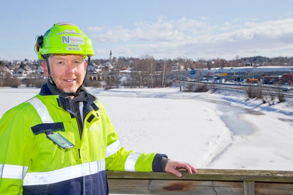 Knut Roland og Nye Veier bygger firefelts motorvei gjennom Åkersvika naturreservat på Hamar. Her i fugletårnet. <i>Foto:  Håvard Solerød</i>