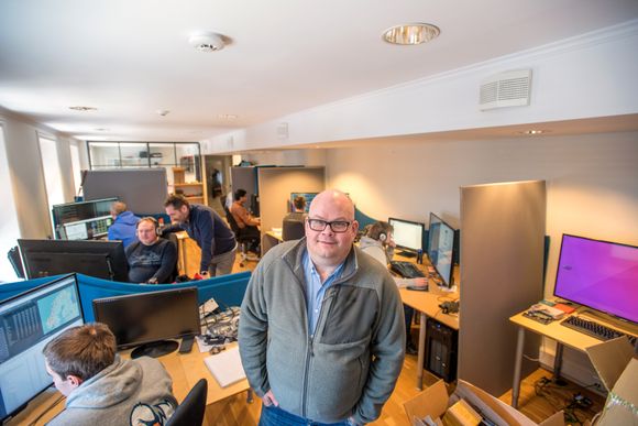 Kontorene i sentrum av Trondheim begynner å bli for små for SafeBase som i dag består av ti sivilingeniører og ingeniører i tillegg til daglig leder Lars Erik Gjervan. <i>Foto:  Havard Zeiner</i>