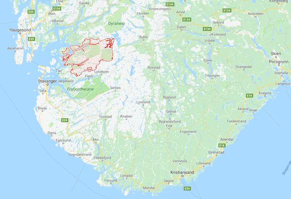 Hjelmeland (uthevet i rødt) er en del av Ryfylke i Rogaland (klikk for større bilde). Kommunen har rundt 2700 innbyggere. <i>Foto:  Google Maps</i>