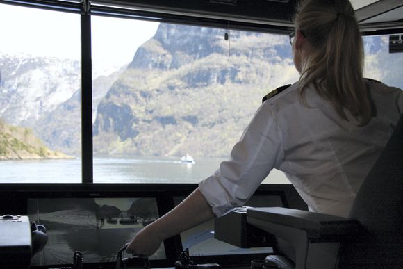 Fra brua på helelektriske Future of the Fjords. Turistskipet kan gå i 16 knop med 400 passasjerer i 2,5 timer. <i>Foto:  Tore Stensvold</i>
