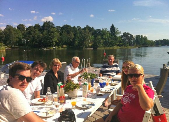 Frokost: Familien Fritzson har et sommersted i Stockholms skjærgård. Her er det familiefrokost på brygga. <i>Foto:  Privat</i>