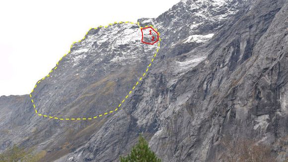Det gule omrisset viser det ustabile fjellpartiet Mannen. «Veslemannen» er det røde feltet til høyre. De største bevegelsene er bakerst (merket 1). Totallet viser «Spiret» som danner frontpartiet av Veslemannen, der bevegelsene er mindre. <i>Foto:  NVE</i>