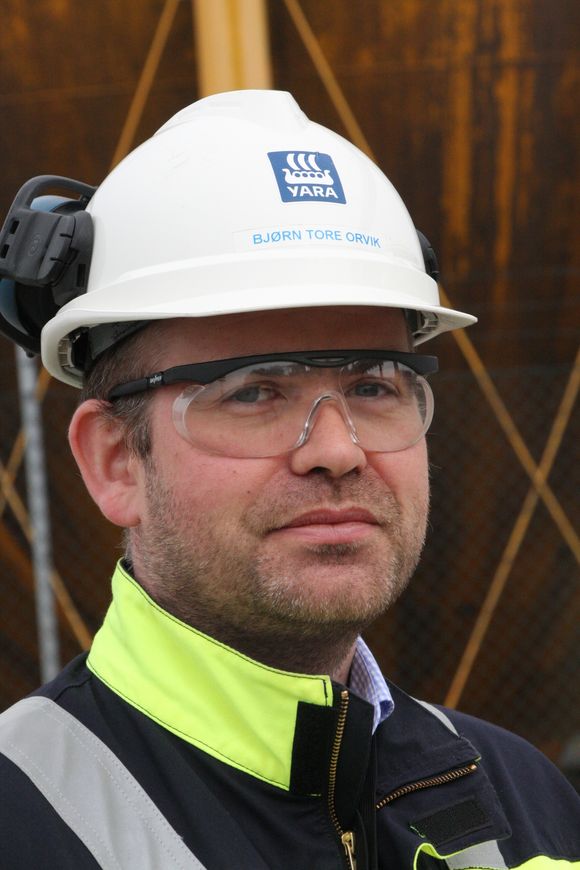 Bjørn Tore Orvik, direktør finans og logistikk ved Yara Porsgrunn, fikk ideen om å erstatte 40.000 vogntogturer i året med et elektrisk og autonomt skip. <i>Foto:  Tore Stensvold</i>
