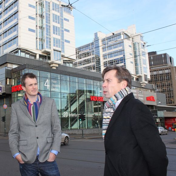 Tore Ulvin, prosjektsjef i Storebrand Eiendom, og Anders Berggren, administrerende direktør i Storebrand Eiendom, foran bygget slik det står i dag. <i>Foto:   Storebrand</i>